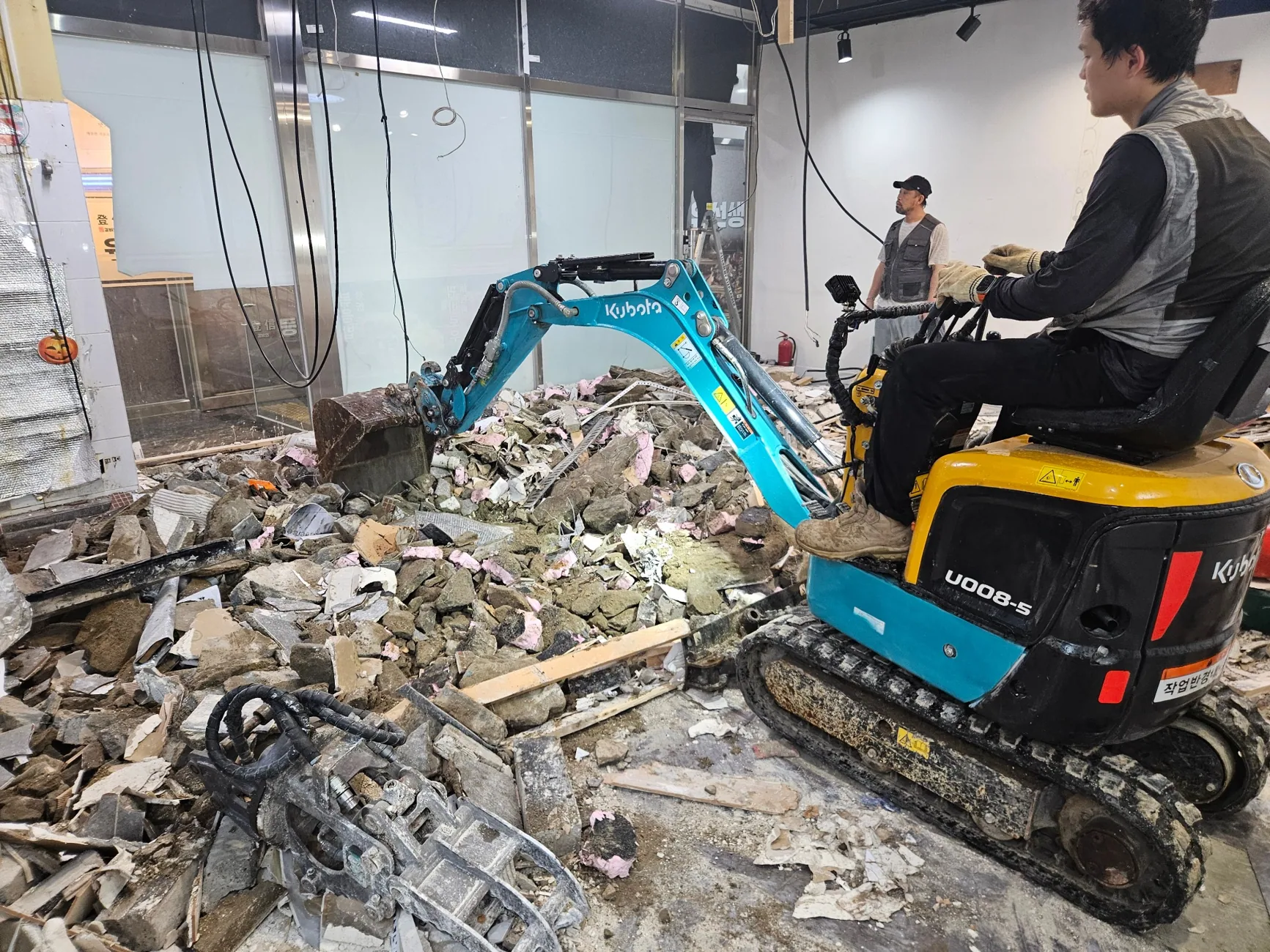 소형 굴착기를 활용한 실내 철거 현장
